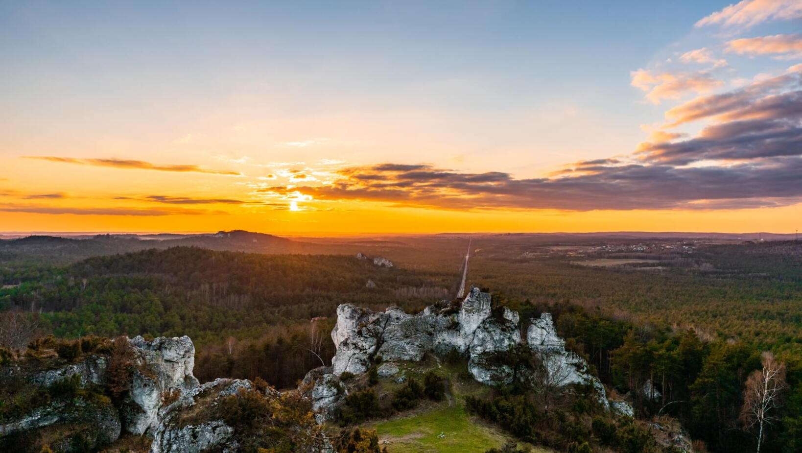 Widok z lotu ptaka przy zachodzi słońca na jurę Krakowsko-Częstochowską ze skalnymi pagórkami