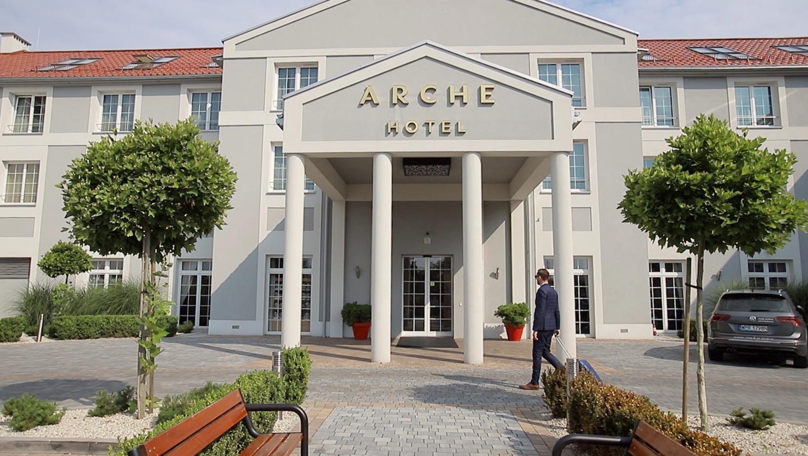 Wejście do budynku hotelu Arche z dziedzińca przed budynkiem