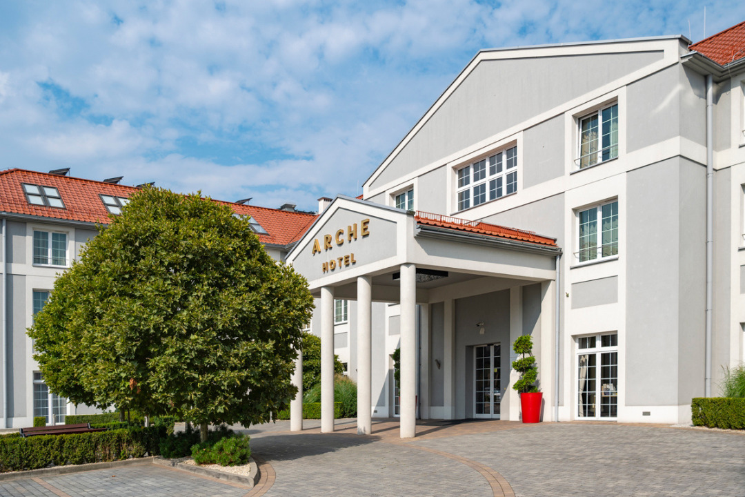 Plac przed wejściem do budynku hotelu Arche Częstochowa w otoczeniu zieleni