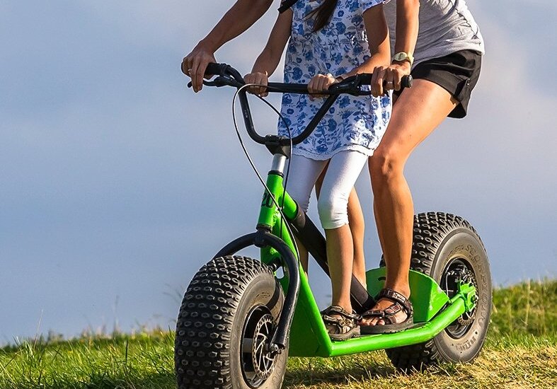 hulajnoga z dziećmi