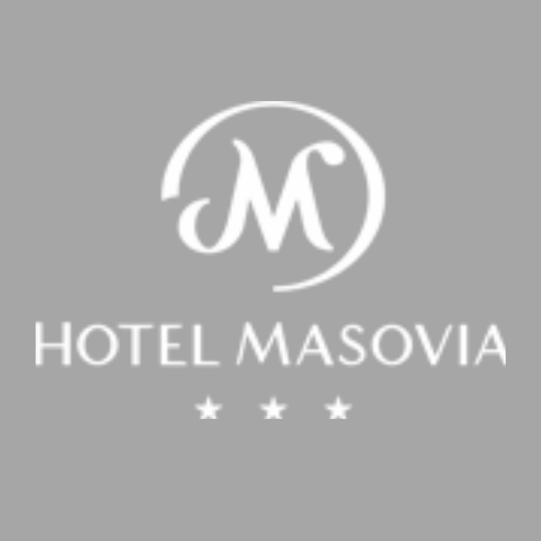 Stylizowane „M” w kółku, napis HOTEL MASOVIA i trzy gwiazdki na szarym tle