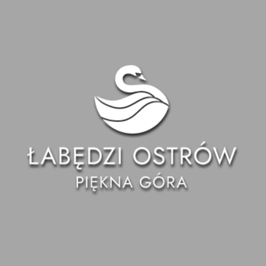 Stylizowany biały łabędź nad nazwą „Łabędzi Ostrów Piękna Góra” na szarym tle