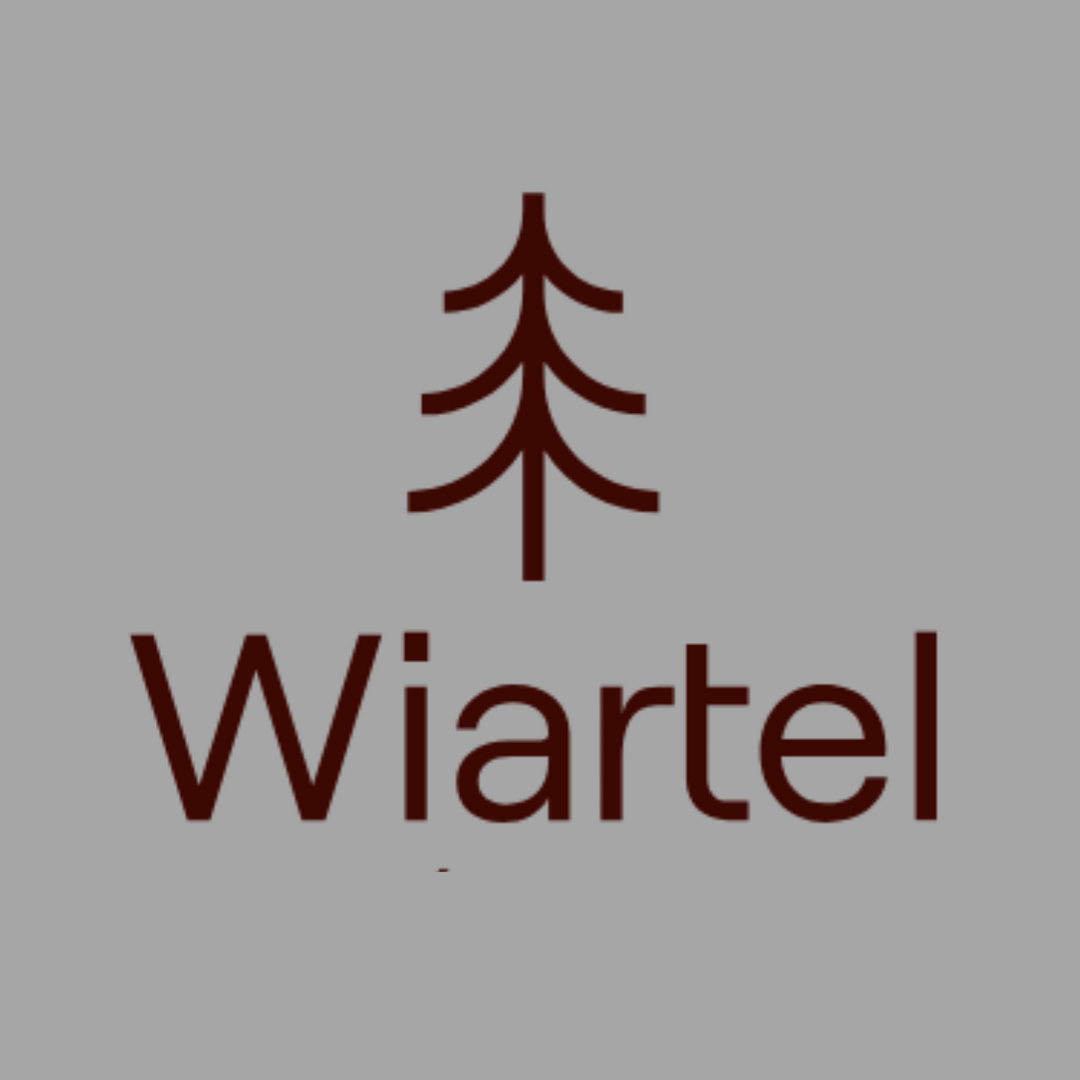 Brązowe stylizowane logo drzewa iglastego nad słowem Wiartel na szarym tle.