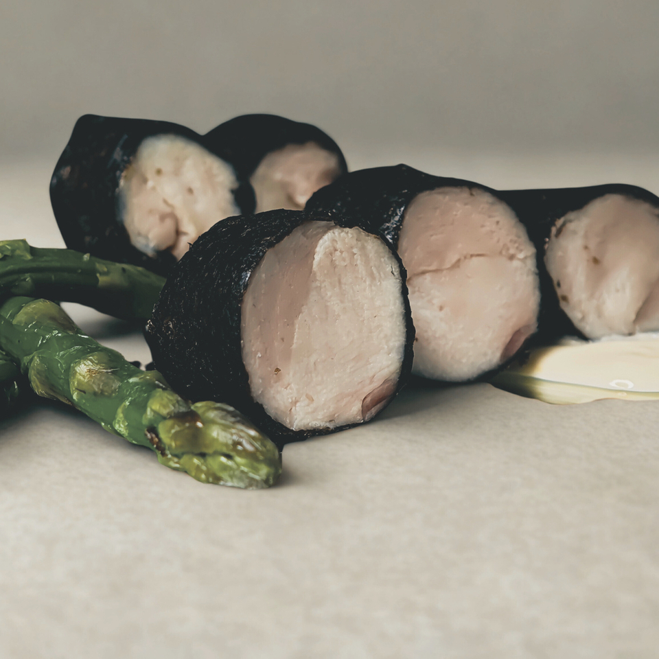 Plátky rybej rolády v nori s jemnými špargľami a krémovou citrónovou omáčkou