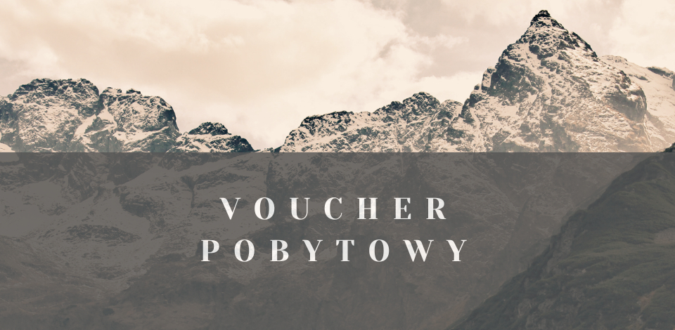 Snehom pokryté horské štíty pod zatiahnutou oblohou, tmavý pás s nápisom 'VOUCHER POBYTOWY'.