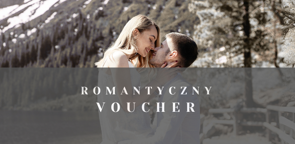 Romantický pobyt pri horskom jazere; pár sa objíma na drevenom móle s výhľadom na les.