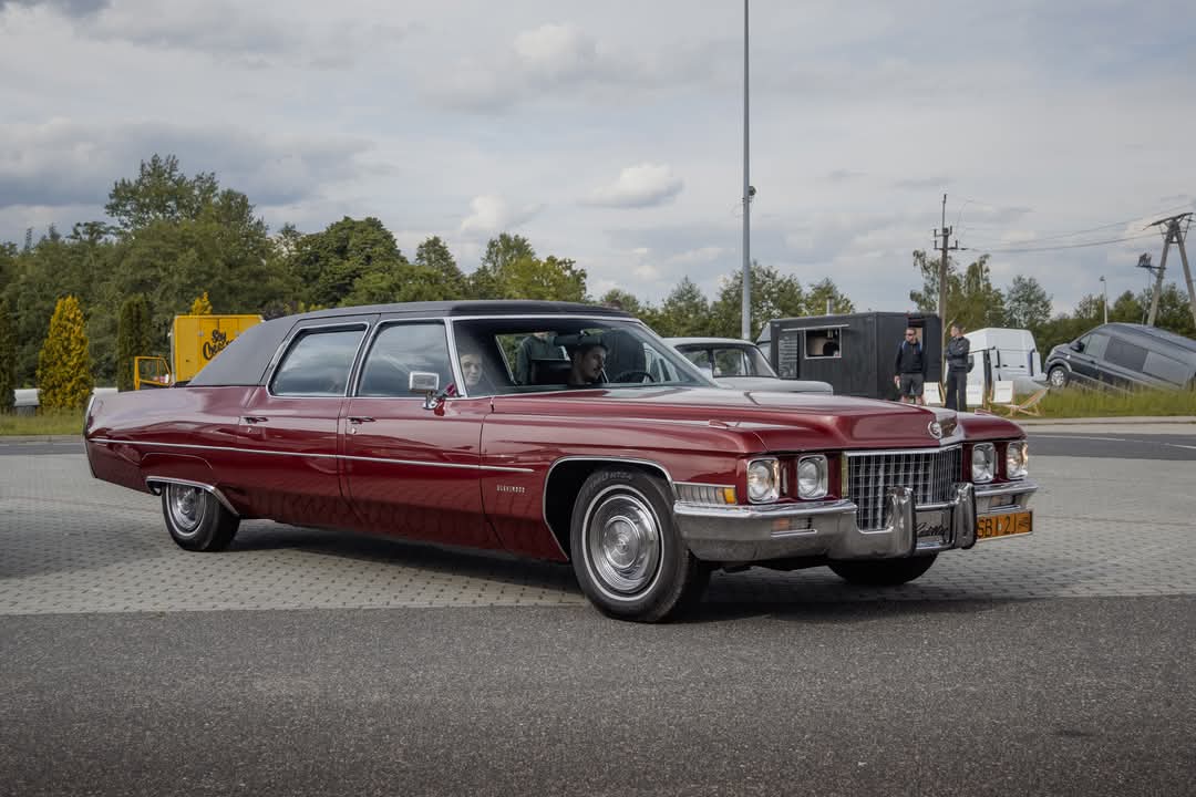 Cadillac Deville — wystawa samochodów, hotel w Wiśle Crystal Mountain