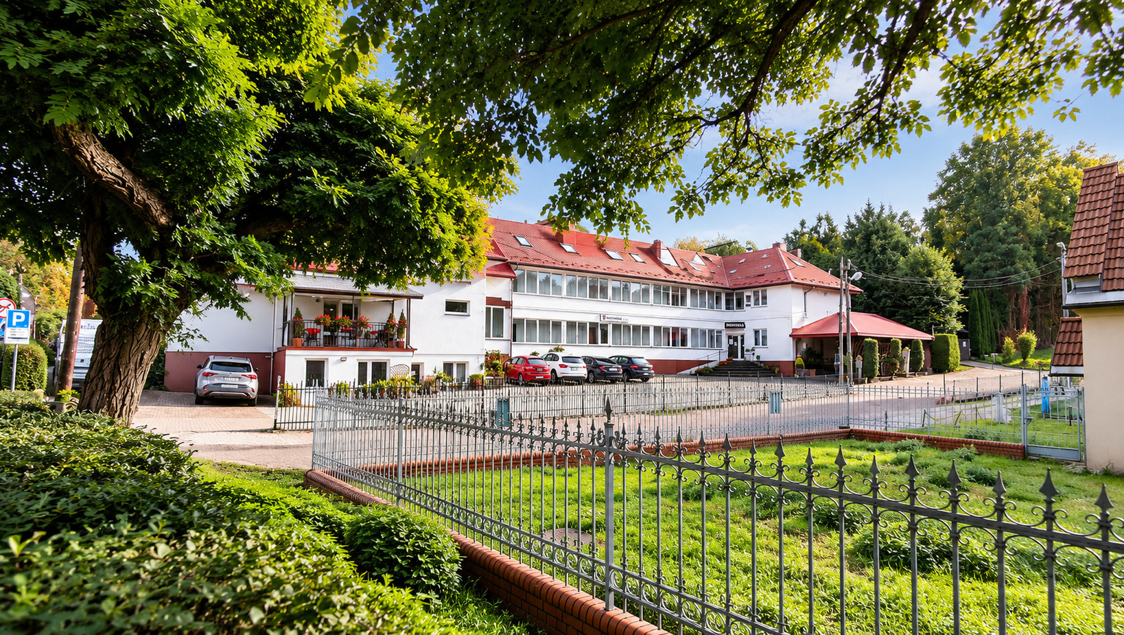 Hotel Górsko w Wieliczce – widok budynku i otoczenia