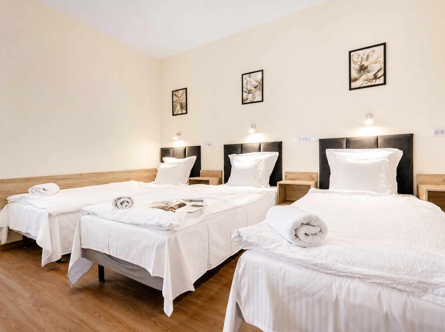 Pokój trzyosobowy z trzema pojedynczymi łóżkami w Hotelu Górsko
