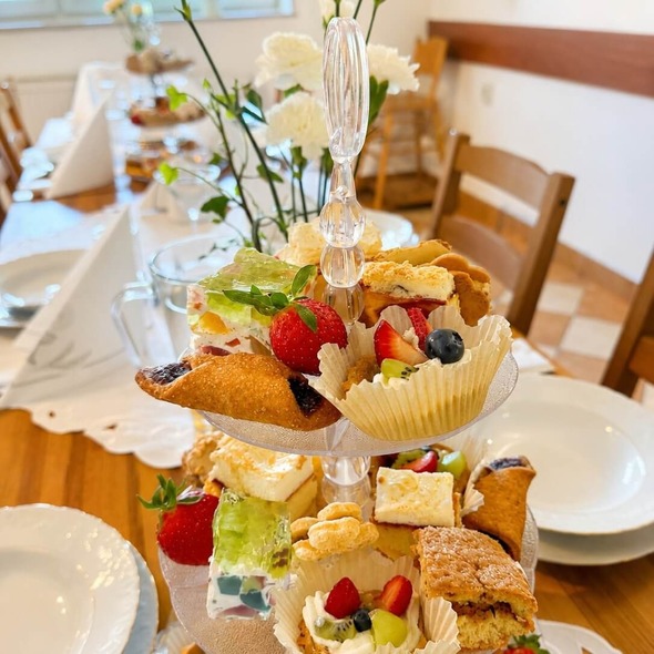 Patera z deserami w Restauracji Hotel Górsko