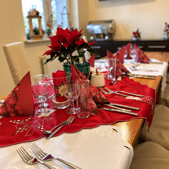 Świątecznie nakryty stół w restauracji Hotelu Górsko w Wieliczce
