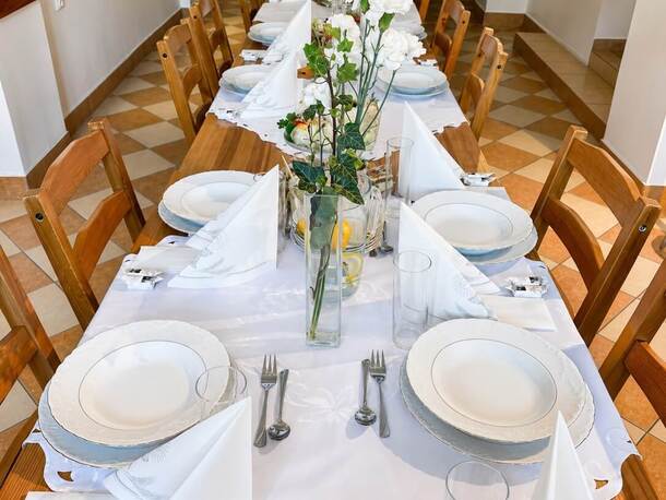 Stół przygotowany na przyjęcie w Restauracji Hotel Górsko