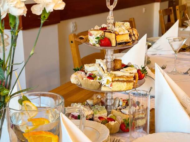Stół bankietowy z deserami w Restauracji Hotel Górsko