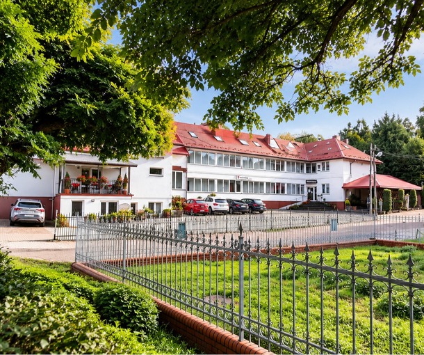 Hotel Górsko w Wieliczce – widok budynku i otoczenia
