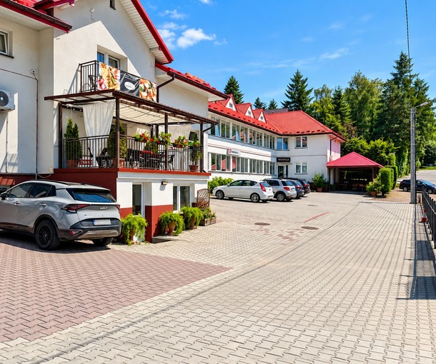 Hotel Górsko w Wieliczce – budynek hotelu i taras
