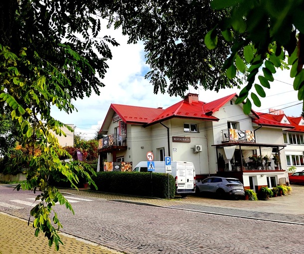 Hotel Górsko w Wieliczce – widok budynku i restauracji