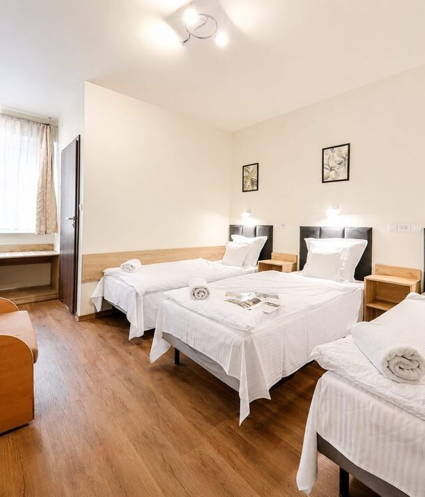 Trzyosobowy pokój z trzema pojedynczymi łóżkami w Hotelu Górsko w Wieliczce