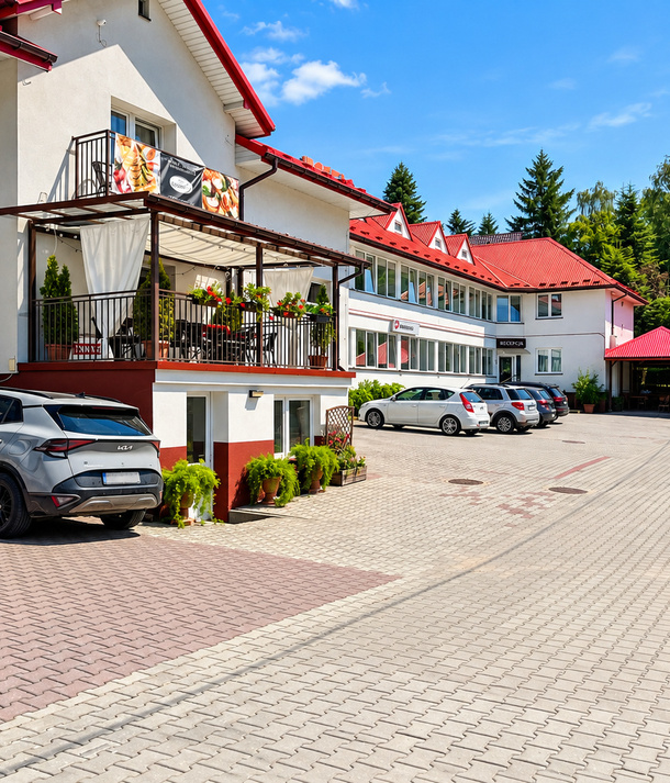 Hotel Górsko w Wieliczce – budynek hotelu i taras