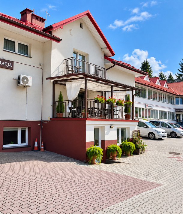 Hotel Górsko w Wieliczce – widok na hotel i taras restauracji