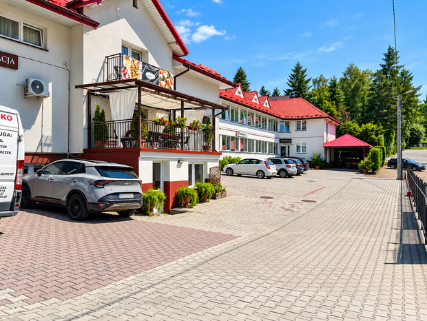 Hotel Górsko w Wieliczce – podjazd i wejście do hotelu