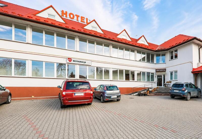 Hotel Górsko w Wieliczce – widok budynku i parkingu