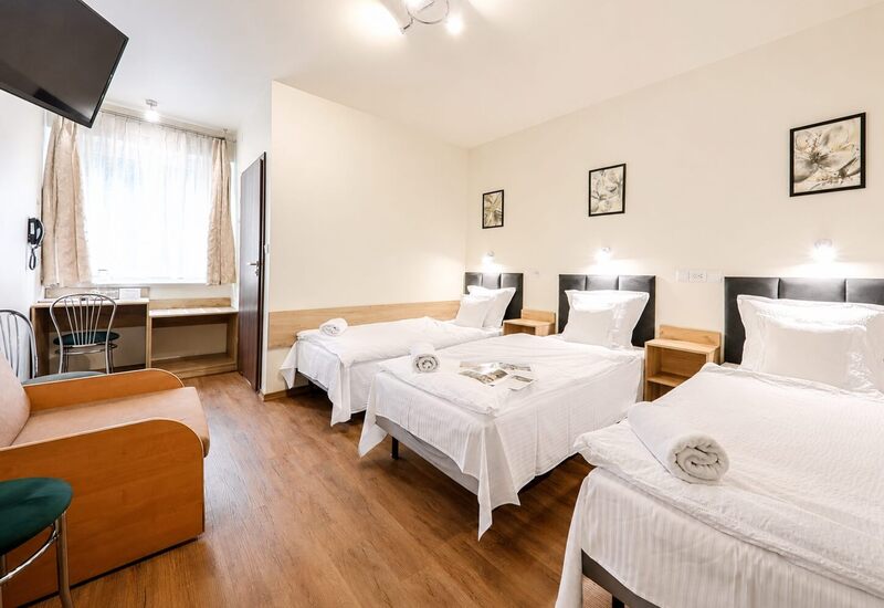 Trzyosobowy pokój z trzema pojedynczymi łóżkami w Hotelu Górsko w Wieliczce