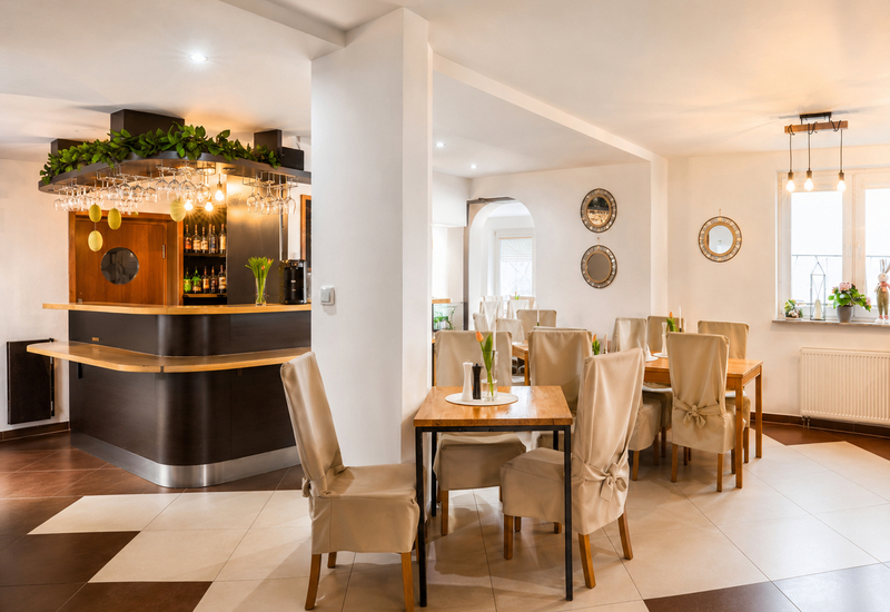 Jasne wnętrze Restauracji Hotel Górsko w Wieliczce