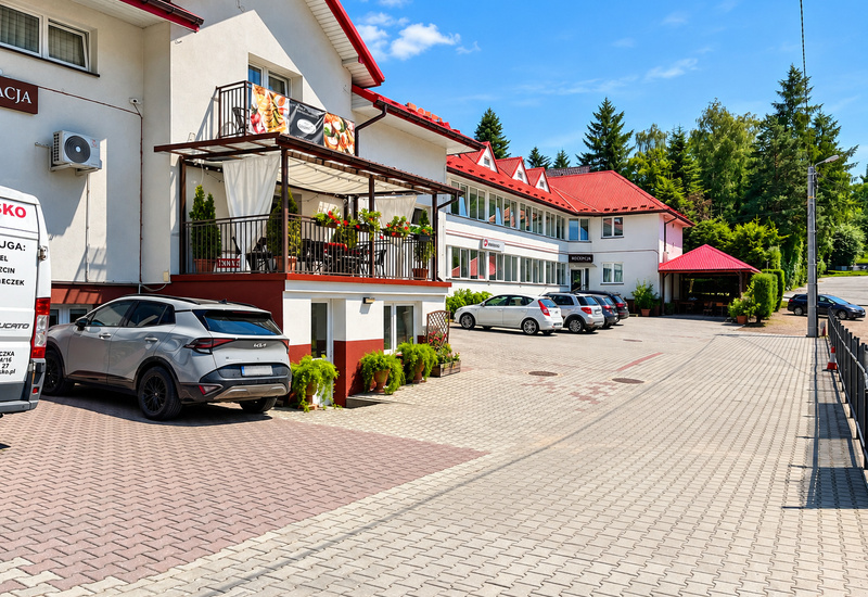 Hotel Górsko w Wieliczce – budynek hotelu i taras