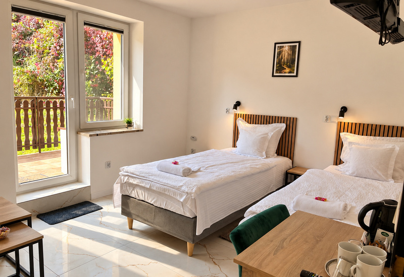 Jasna sypialnia apartamentu – Hotel Górsko w Wieliczce