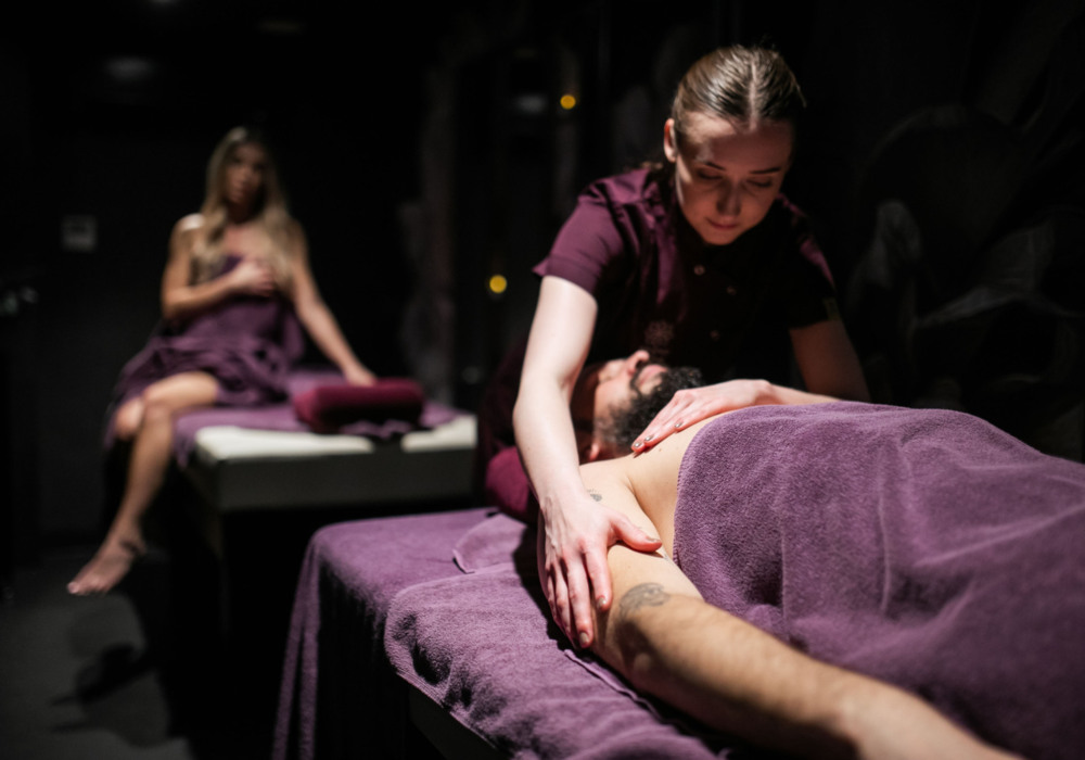 kobieta wykonująca masaż