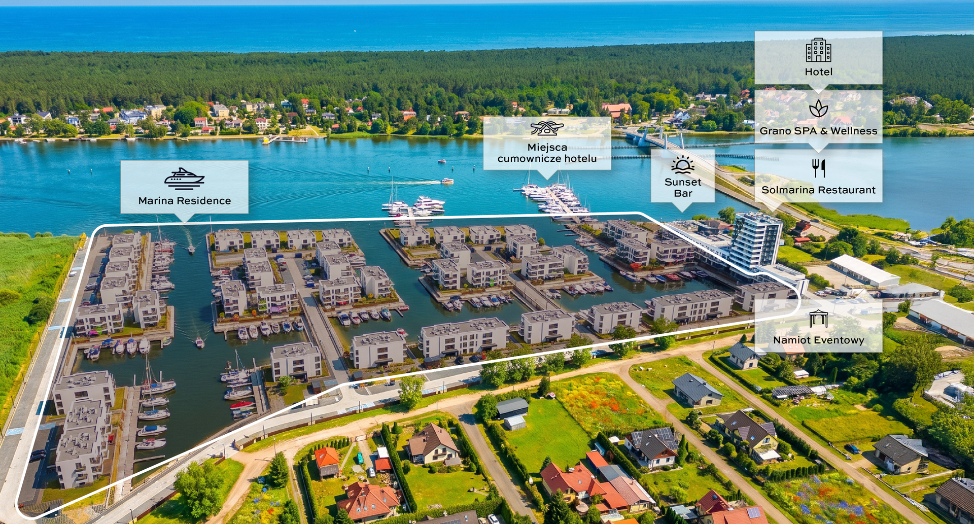 Nadmorska marina z nowoczesnymi białymi apartamentami, prywatnymi przystaniami, hotelem, restauracją i spa, widok na las i morze.