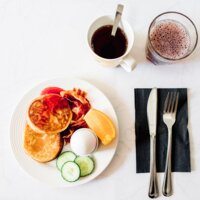 Kaikki huonehintamme sisältävät runsaan luomuaamiaisbuffetin