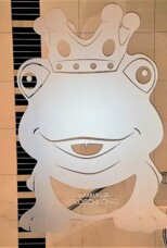 Dusche mit modernen Armaturen und satiniertem Glas mit einem verspielten Frosch mit Krone