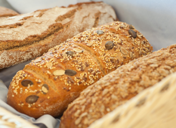 Frisch gebackene, verschiedene Vollkornbrote mit Saaten und knuspriger Kruste, ideal zum Frühstück oder im Hotelrestaurant.