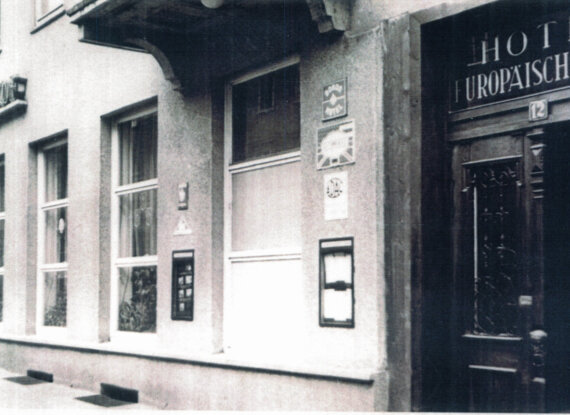 Fassade des Hotels Europäischer Hof mit klassischer Holz-Eingangstür und mehreren Fenstern entlang der Straßenseite