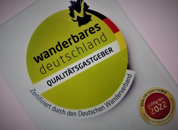 Zertifikatsaufkleber für einen qualitätsgeprüften Gastgeber für Wanderer in Deutschland, gültig bis 2022, vom Deutschen Wanderverband