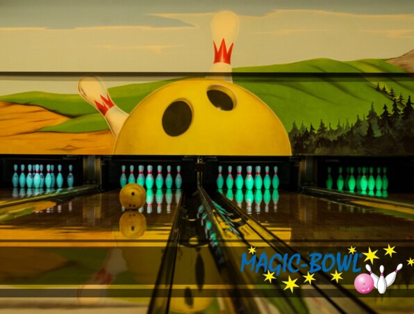 Bowlingbahn mit aufgestellten Kegeln und rollendem gelbem Bowlingball, bunte Wandmalerei mit Kegeln im Hintergrund