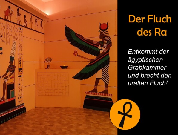 Ägyptisch gestalteter Raum mit bemalten Hieroglyphen und Figuren, warmes Licht und kleine interaktive Puzzle-Wand