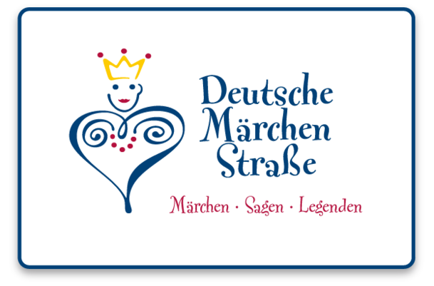 Logo mit stilisierter herzförmiger Figur mit Krone und dem Text 'Deutsche Märchen Straße' zur Märchentourismusförderung