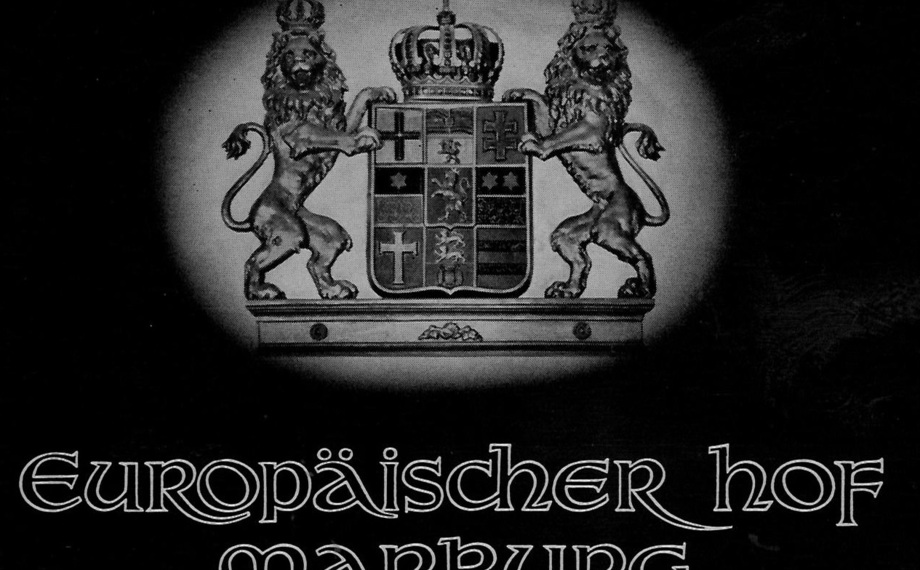 Wappen mit gekrönten Löwen, die ein Schild halten, über dem Schriftzug Europäischer Hof Marburg