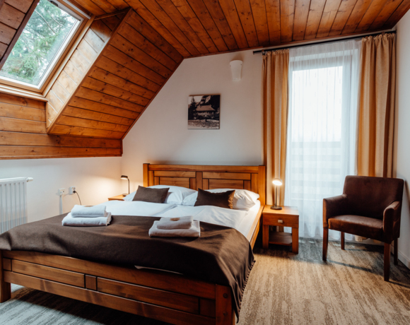 Horský hotel v Tatrách. Ubytovanie na samote u lesa.