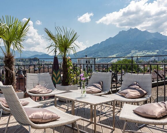 The Bar Suite Lounge on the roof of the Hotel Monopol treats you to the most beautiful view in Lucerne.