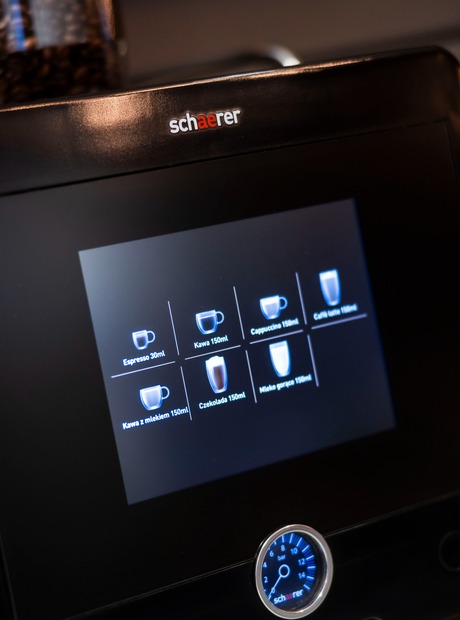 Automatyczny ekspres Schaerer z dotykowym panelem, zasobnikami ziaren i wyborem espresso i cappuccino