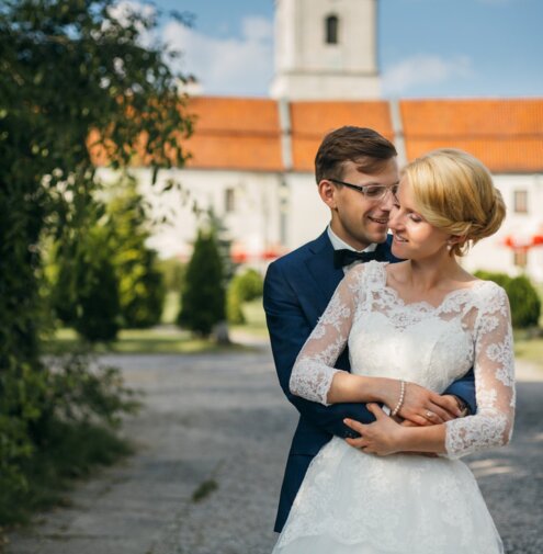 Nowożeńcy na dziedzińcu Hotelu pod Warszawą