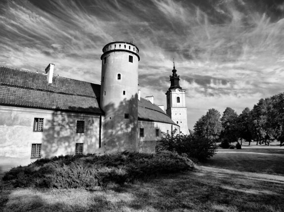 Hotel Podklasztorze w sepii