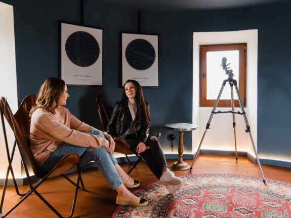 Kobiety rozmawiające w obserwatorium w Hotelu pod Warszawą