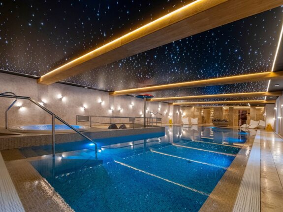 basen w hotelu pod warszawą