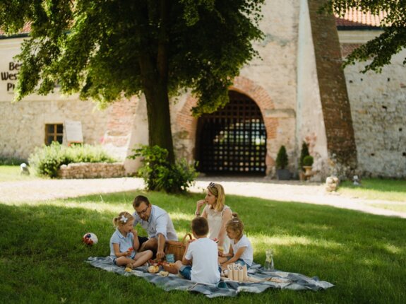 Rodzinny piknik na dziedzińcu Hotelu pod Warszawą