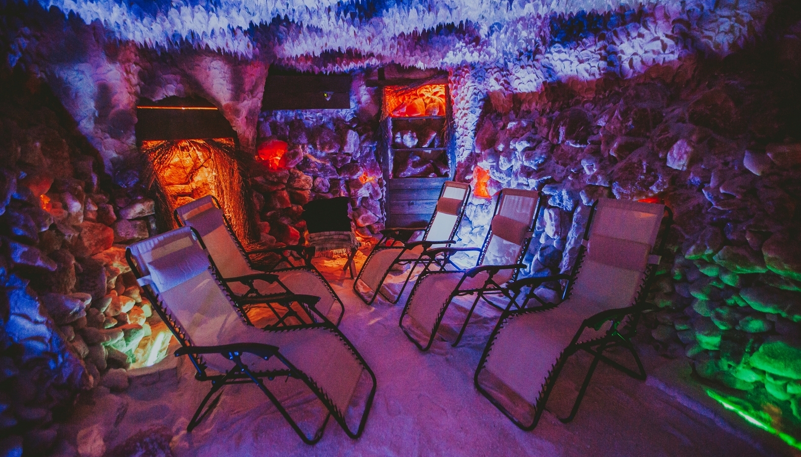 Grota solna z leżakami, kryształowymi ścianami soli i kolorowym nastrojowym oświetleniem do relaksu