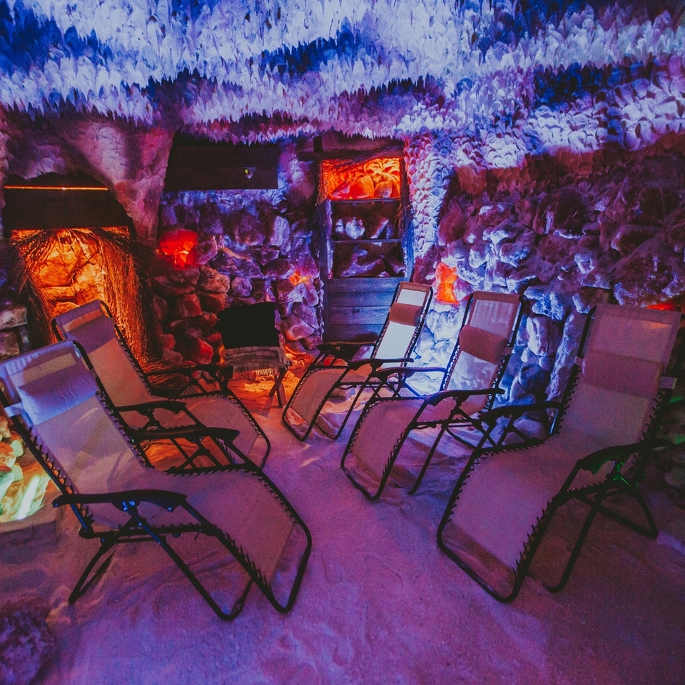 Grota solna z leżakami, kryształowymi ścianami soli i kolorowym nastrojowym oświetleniem do relaksu